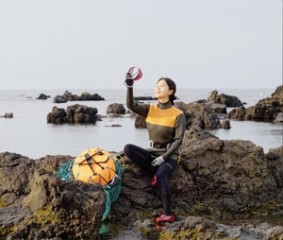 With buoy and camera, millennial diver redefines life as Jeju 'haenyeo'