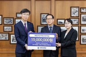 Descendants of independence activist donate honorary benefits to university