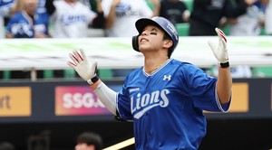 Lions beat Landers to open KBO postseason series behind starter's gem, 2 homers