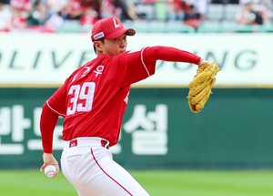 Landers starter Kim Keon-woo sets KBO postseason strikeout record