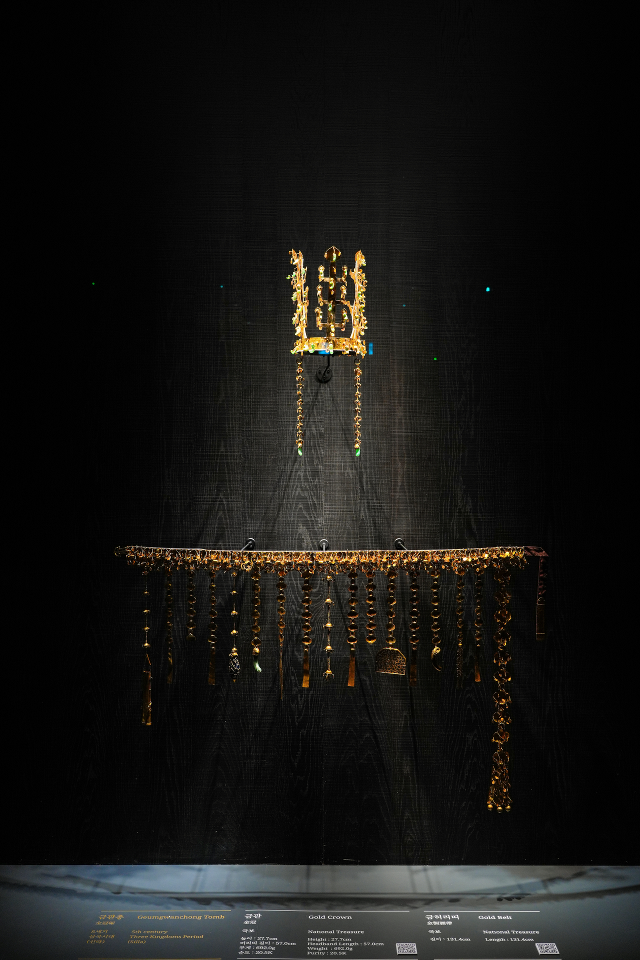 View of gold crown and gold belt from Geumgwanchong at the Gyeongju National Museum in Gyeongju, North Gyeongsang Province (Gyeongju National Museum)