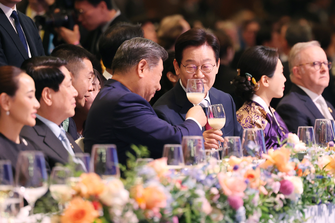 President Lee Jae Myung (fourth from left) toasts Chinese President Xi Jinping at the gala dinner for the APEC summit at the Lahan Select hotel in Gyeongju, North Gyeongsang Province, Friday. (Yonhap)