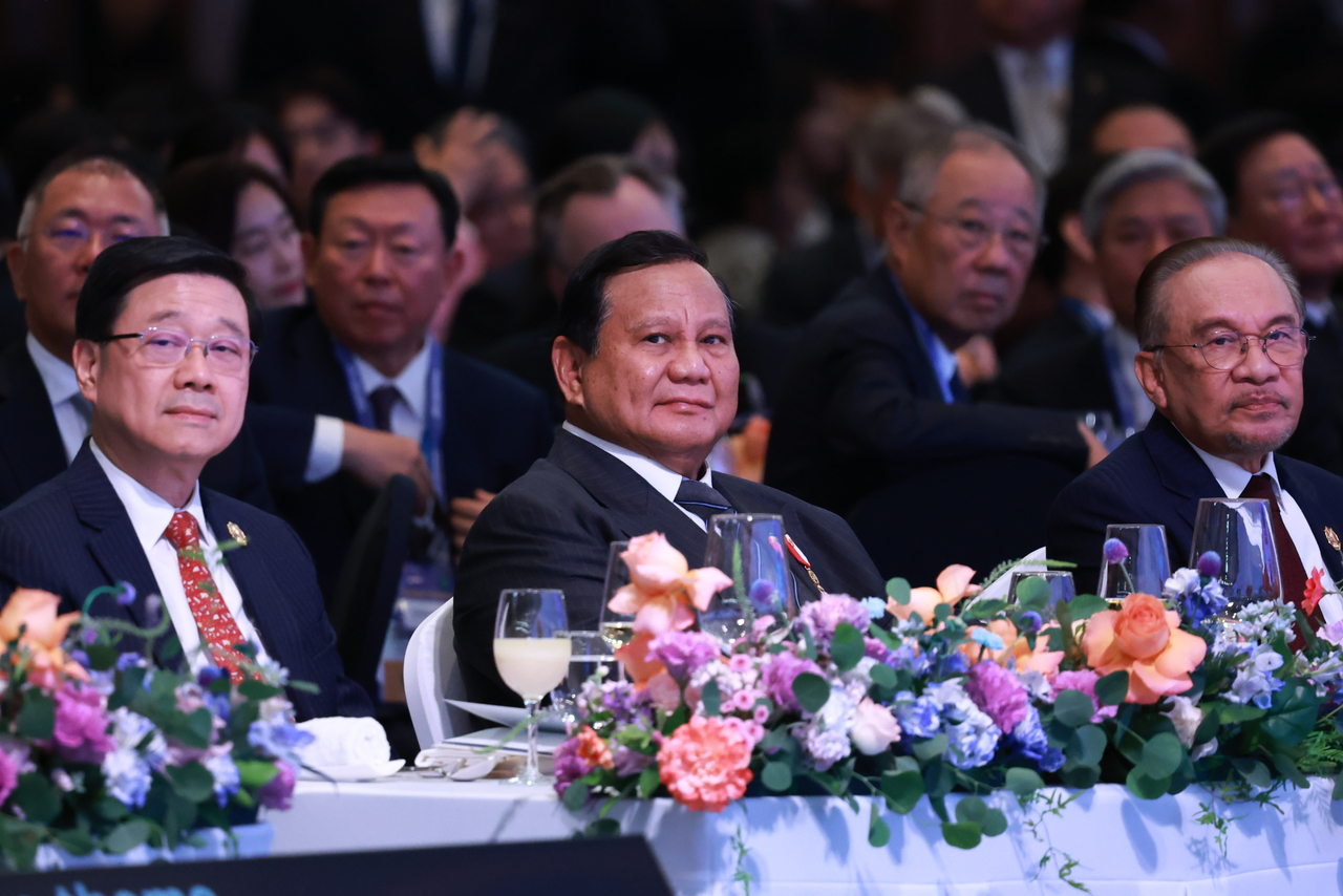 From left: Chief Executive of the Hong Kong Special Administrative Region John Lee, Indonesian President Prabowo Subianto and Malaysian Prime Minister Anwar Ibrahim take part in the gala dinner for the APEC summit at the Lahan Select hotel in Gyeongju, North Gyeongsang Province, Friday. (Yonhap)