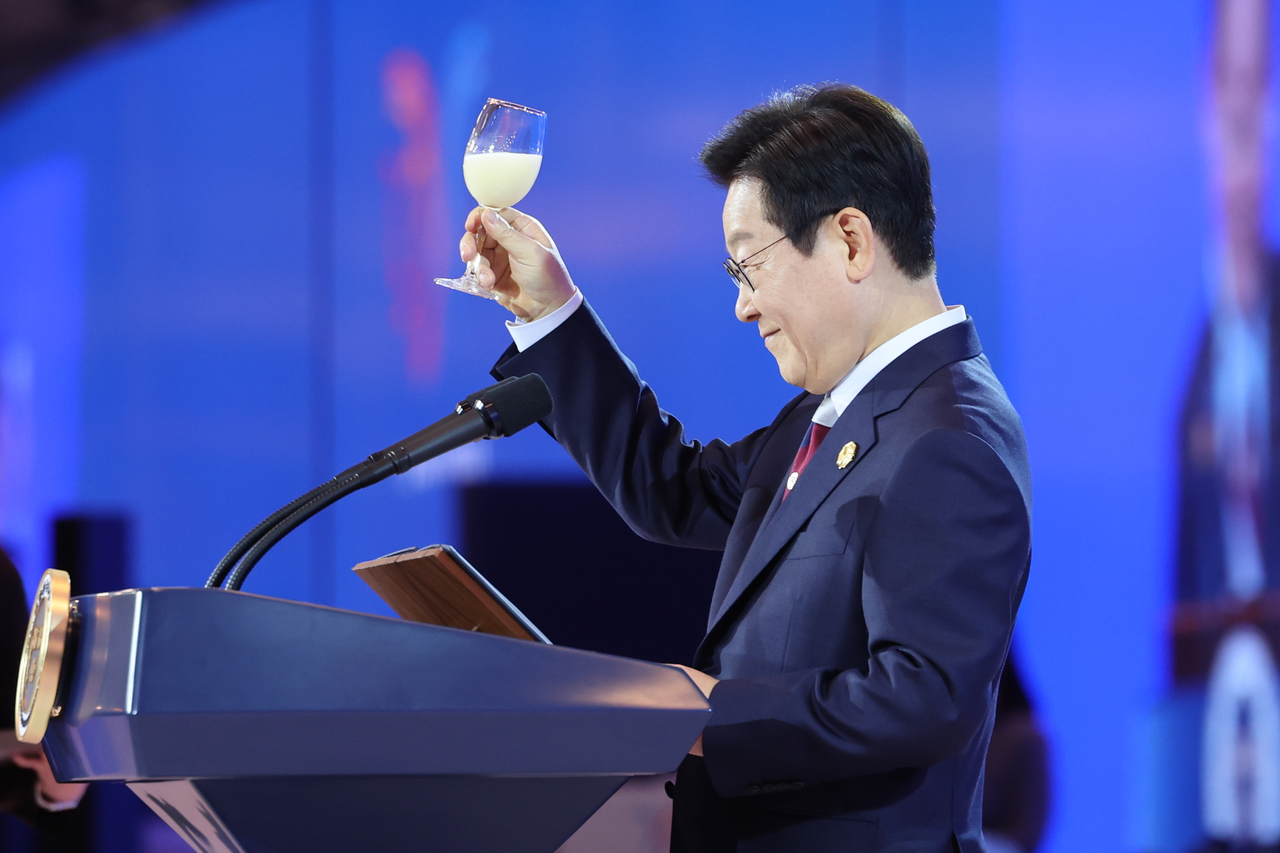 President Lee Jae Myung proposes a toast at the gala dinner for the APEC summit at the Lahan Select hotel in Gyeongju, North Gyeongsang Province, Friday. (Yonhap)