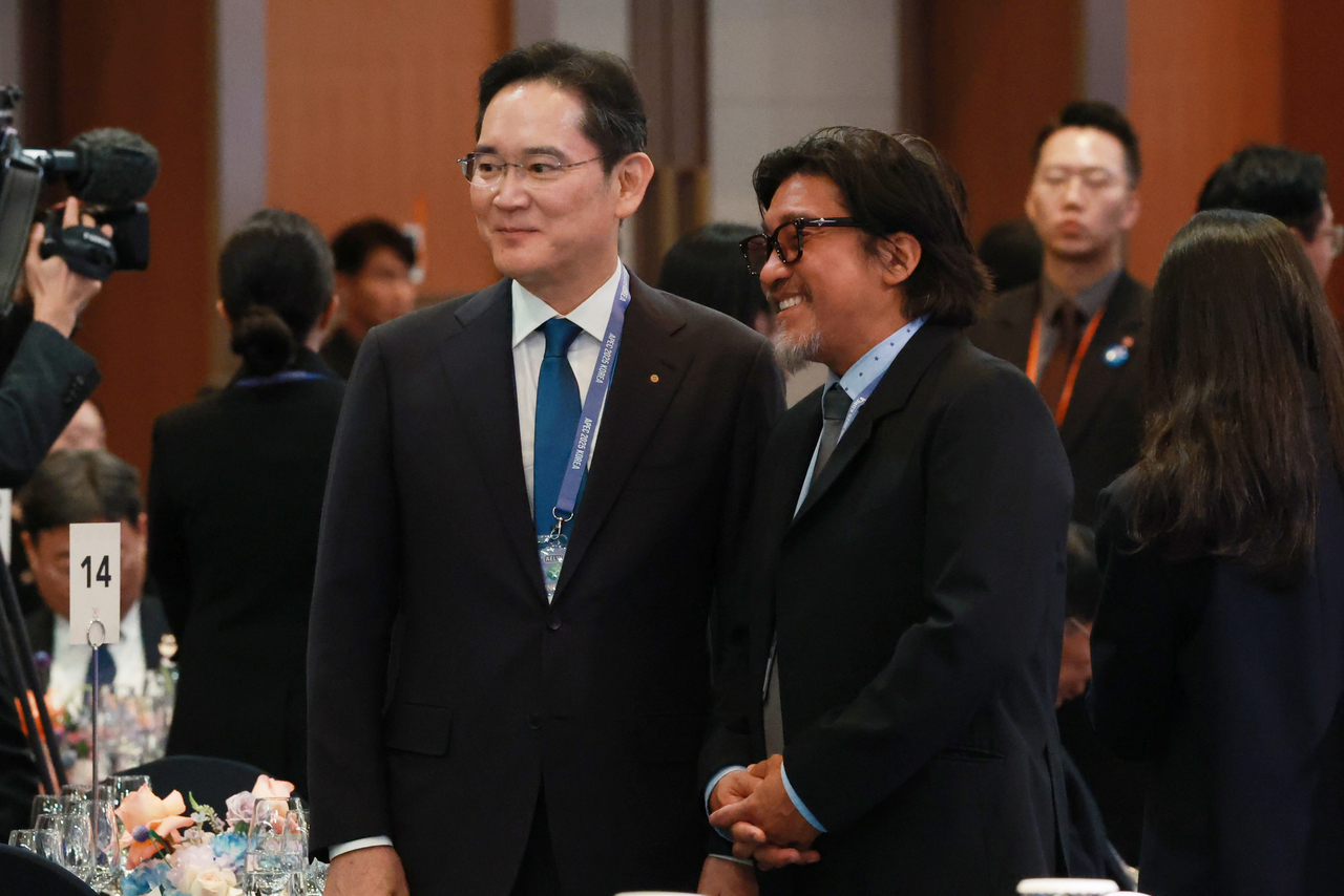 Samsung Electronics Chair Lee Jae-yong (left) and chef Edward Lee are seen participating in the gala dinner for the APEC summit at the Lahan Select hotel in Gyeongju, North Gyeongsang Province, Friday. (Yonhap)