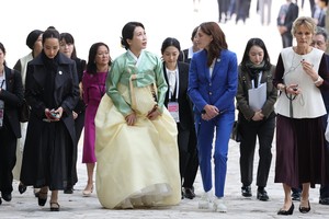 First lady introduces Korean culture to companions of APEC leaders