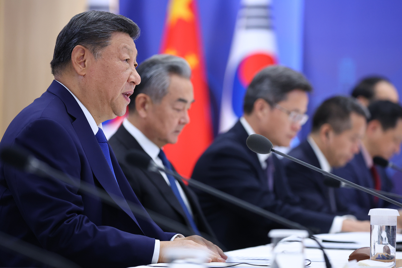 Chinese President Xi Jinping speaks during a summit with South Korean President Lee Jae Myung at the Gyeongju National Museum in North Gyeongsang Province on Saturday. (Yonhap)