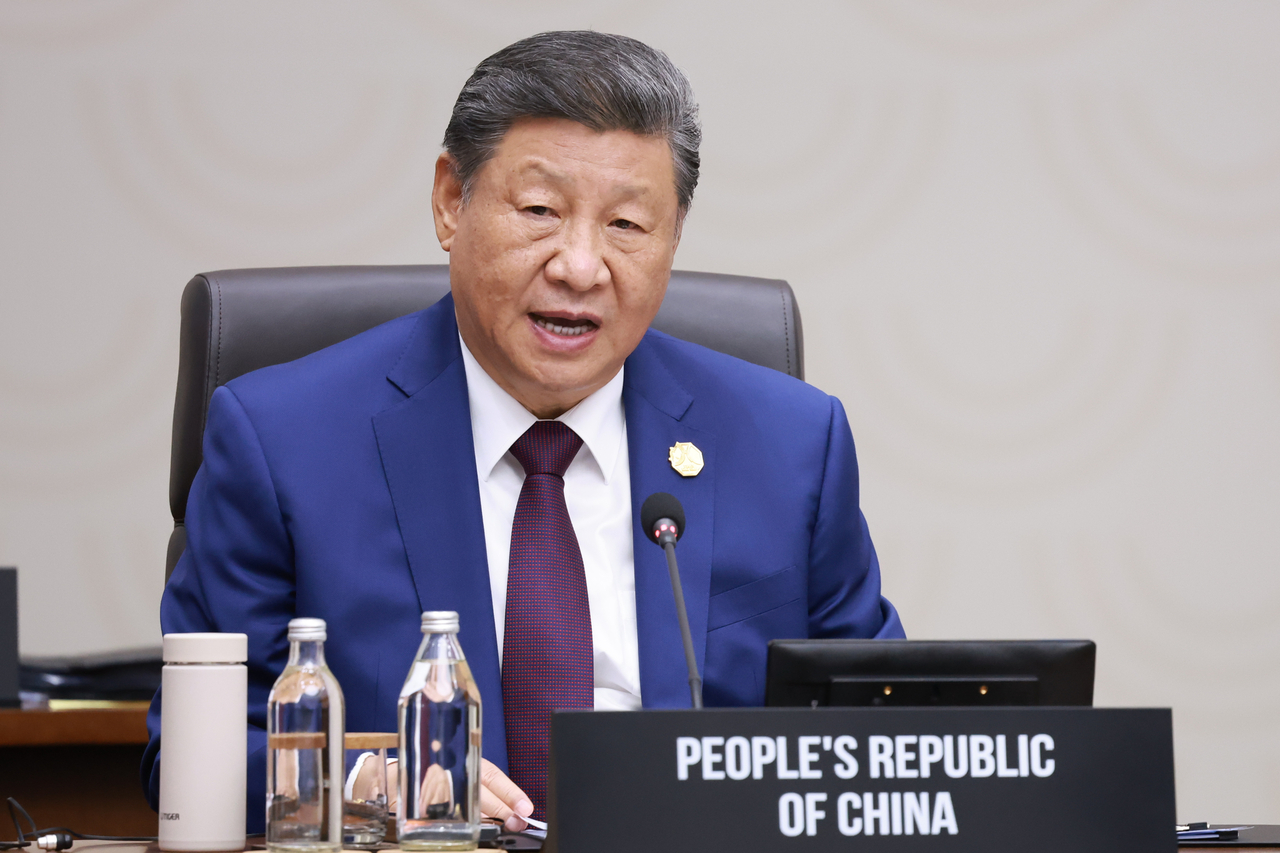 Chinese President Xi Jinping speaks during the chair handover ceremony at the APEC Economic Leaders’ Meeting at the Hwabaek International Convention Center in Gyeongju, North Gyeongsang Province on Saturday. (Yonhap)