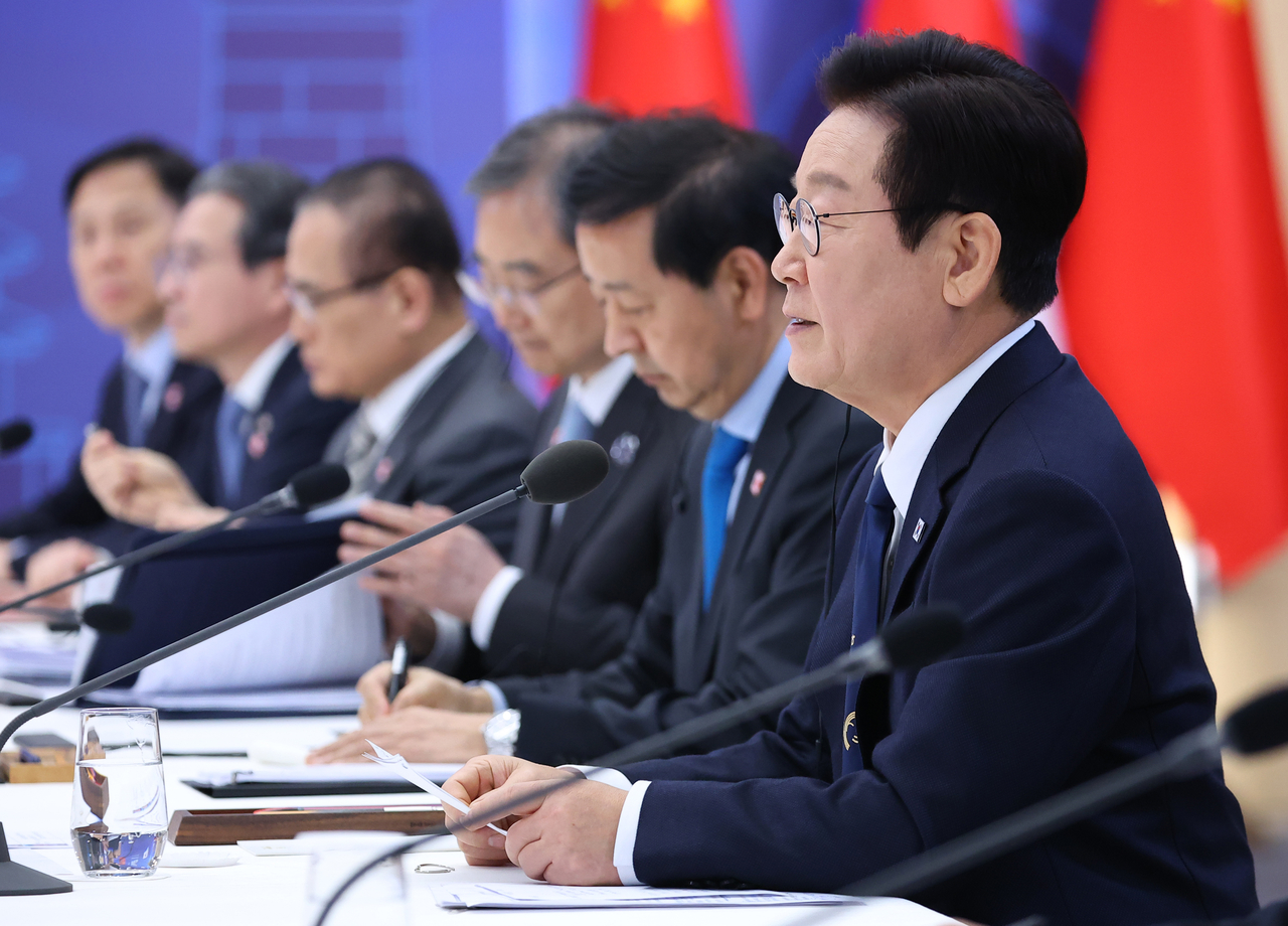 South Korean President Lee Jae Myung speaks during a summit with Chinese President Xi Jinping at the Gyeongju National Museum in North Gyeongsang Province on Saturday. (Yonhap)