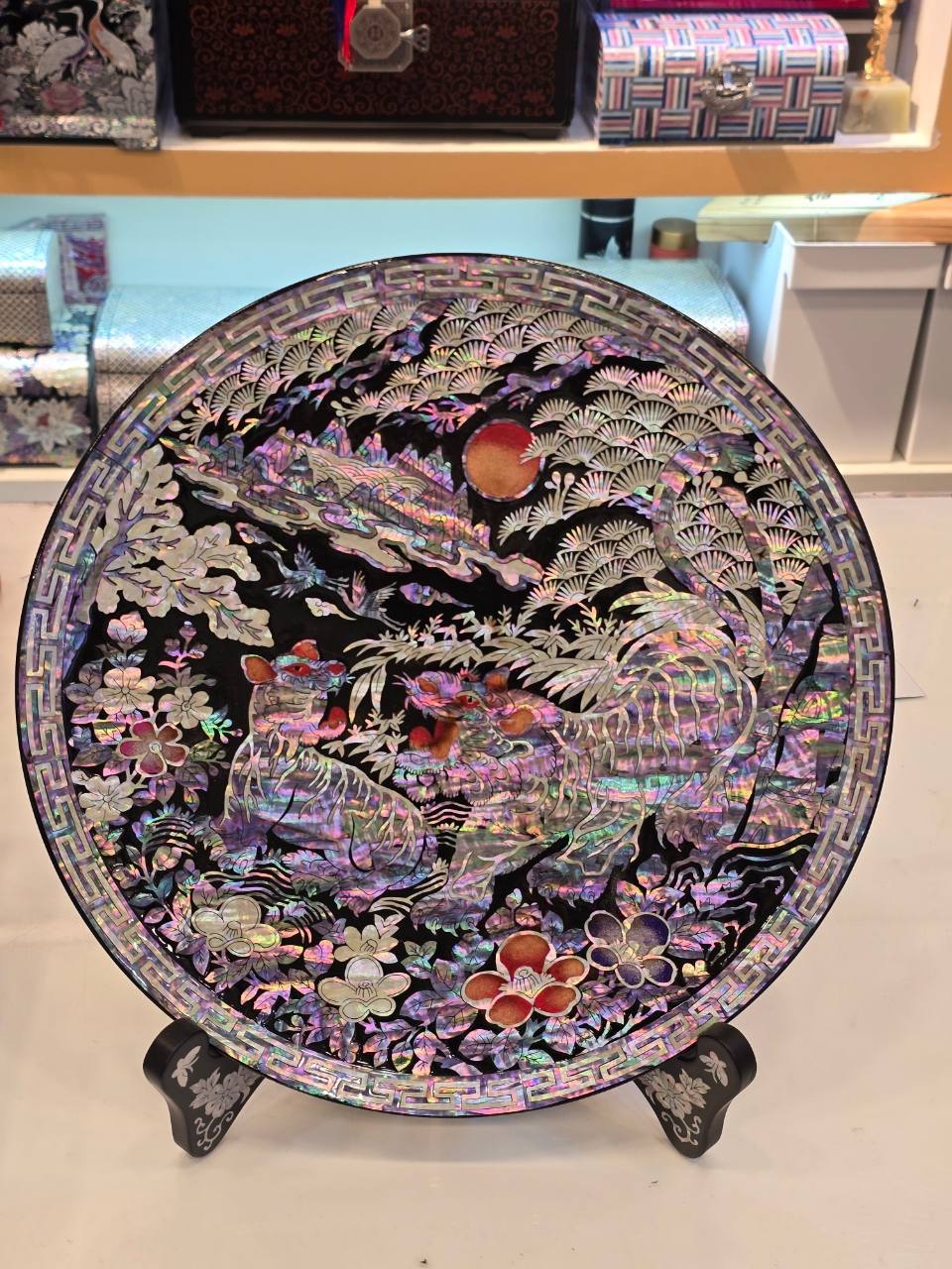 A wooden lacquered Najeonchilgi plate gifted to Chinese President Xi Jinping (Presidential Office)