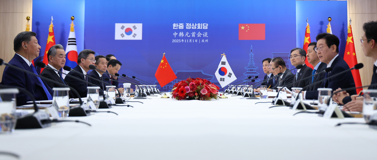 South Korean President Lee Jae Myung and Chinese President Xi Jinping hold a bilateral summit at the Gyeongju National Museum in North Gyeongsang Province on Friday. (Yonhap)