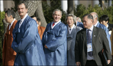 Former US President George W. Bush (center) wears the Korean durumagi coat during the 2005 APEC summit held in Busan. (The White House Archives)
