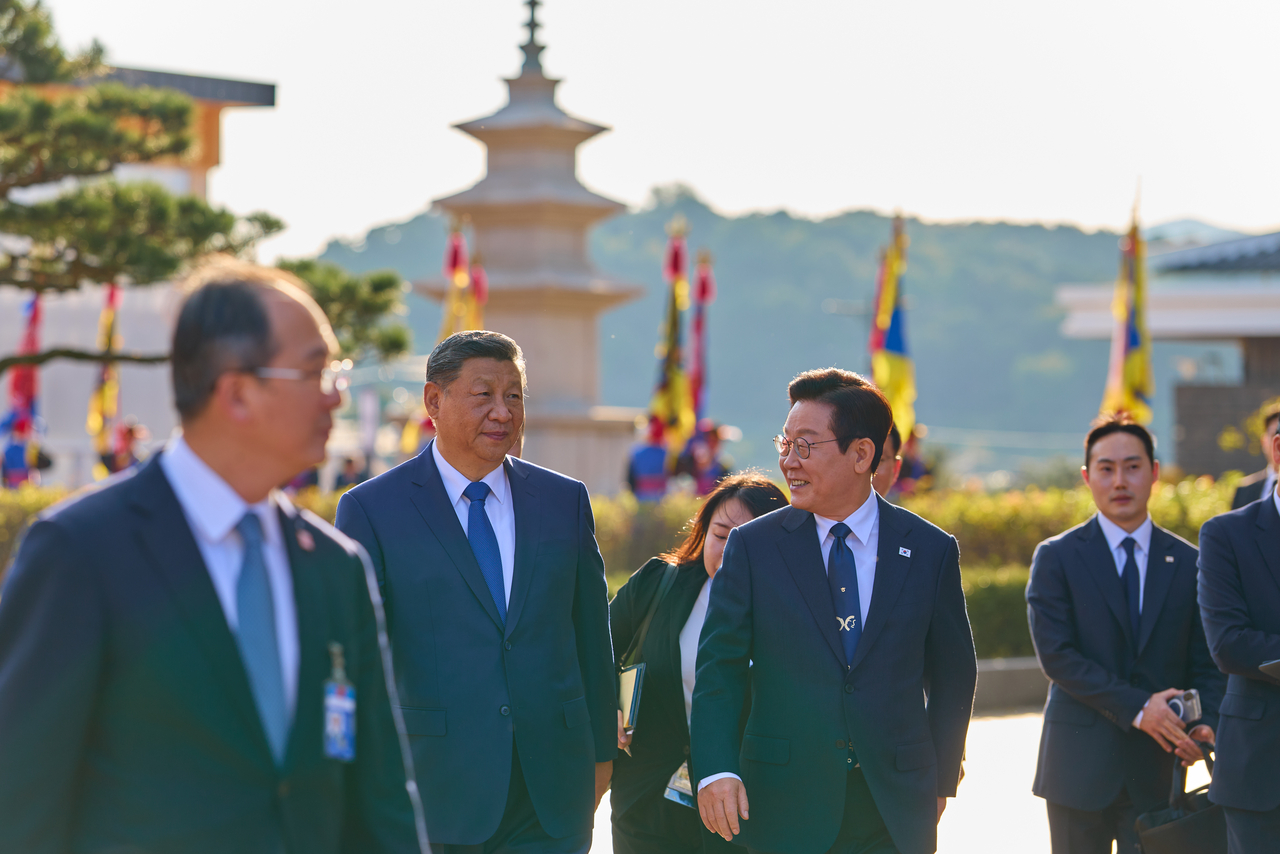 South Korean President Lee Jae Myung and Chinese President Xi Jinping move to the special exhibition hall for their summit after attending an official welcome ceremony  at the Gyeongju National Museum in North Gyeongsang Province on Saturday. (Pesidential Office  via Yonhap)