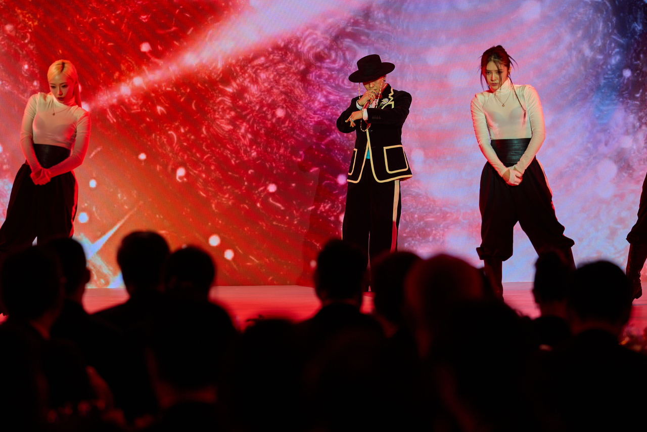 G-dragon sings "Power" during the APEC 2025 gala dinner in Gyeongju, North Gyeongsang Province, Friday. (Newsis)