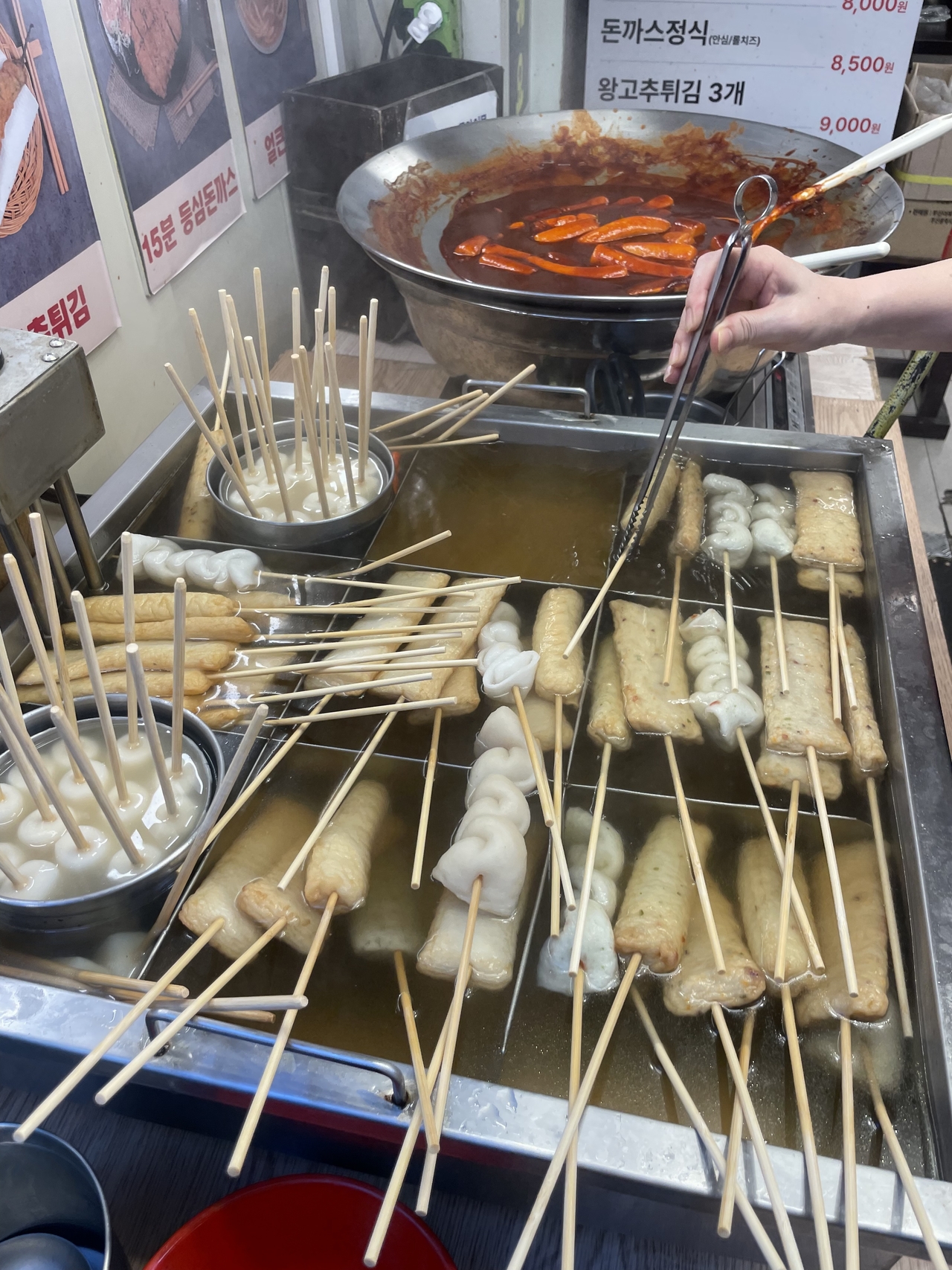 Warm broth and chewy fish cakes at Jang Woo-son Busan Eomuk in Bupyeong Kkangtong Market (Hong Yoo/ The Korea Herald)