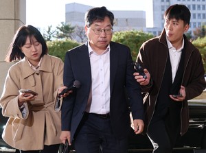 Pressure mounts on top prosecutor to resign over land case decision