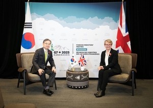 Top diplomats of S. Korea, Britain discuss FTA, renewable energy