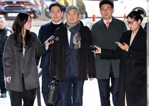 Martial law probe arrests ex-spy chief Cho, ex-PM Hwang a month before deadline