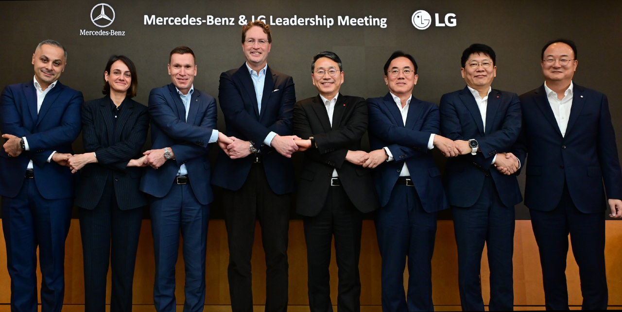 Executives of LG’s auto-related units met with senior leaders of Mercedes-Benz to discuss cooperation in next-generation mobility technologies at LG Twin Towers in Yeouido on Thursday. From left: Kursat Kartal, head of Mercedes-Benz R&D Korea; Ida Wolf, head of corporate office at Mercedes-Benz; Mathias Vaitl, CEO of Mercedes-Benz Korea; Ola Kallenius, CEO of Mercedes-Benz Group; Cho Joo-wan, CEO of LG Electronics; Jeong Cheol-dong, CEO of LG Display; Kim Dong-myung, CEO of LG Energy Solution; and Moon Hyuk-soo, CEO of LG Innotek (LG Electronics)