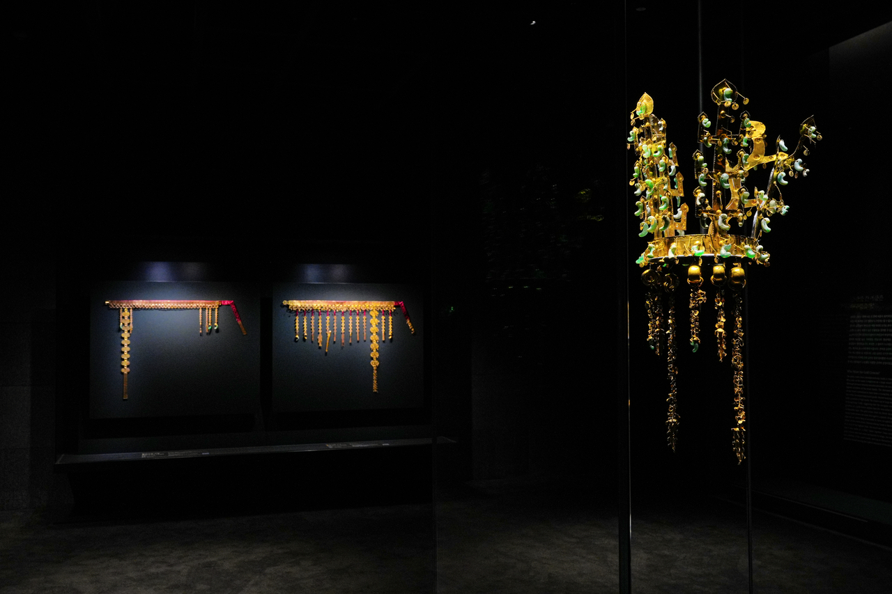 Installation view of “Silla Gold Crowns: Power and Prestige" at Gyeongju National Museum (Courtesy of the museum)