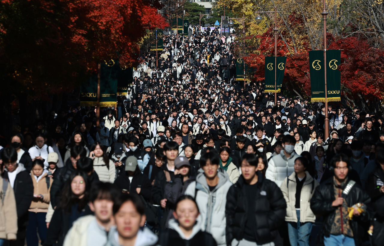 Test-takers leave Sungkyunkwan University in Jongno-gu, Seoul, after completing essay tests for the school's 2026 early admission track on Saturday . (Yonhap)