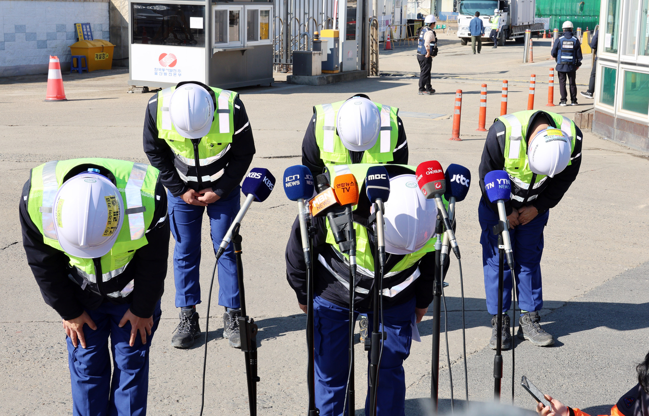 Seok Cheol-gi (center), co-CEO of Korea Kacoh, the subcontractor handling the boiler tower dismantling at a thermal power plant in Ulsan, issues an apology on Saturday in front of the accident site where seven workers were killed after a tower collapsed on Nov. 6. (Yonhap)