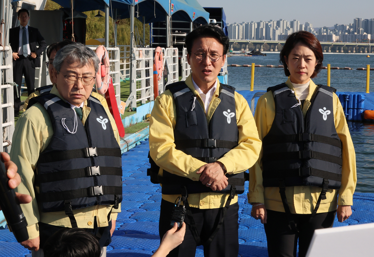 Prime Minister Kim Min-seok (C) conducts a safety inspection of the Seoul city government's water bus service on Nov. 14, 2025. (Yonhap)