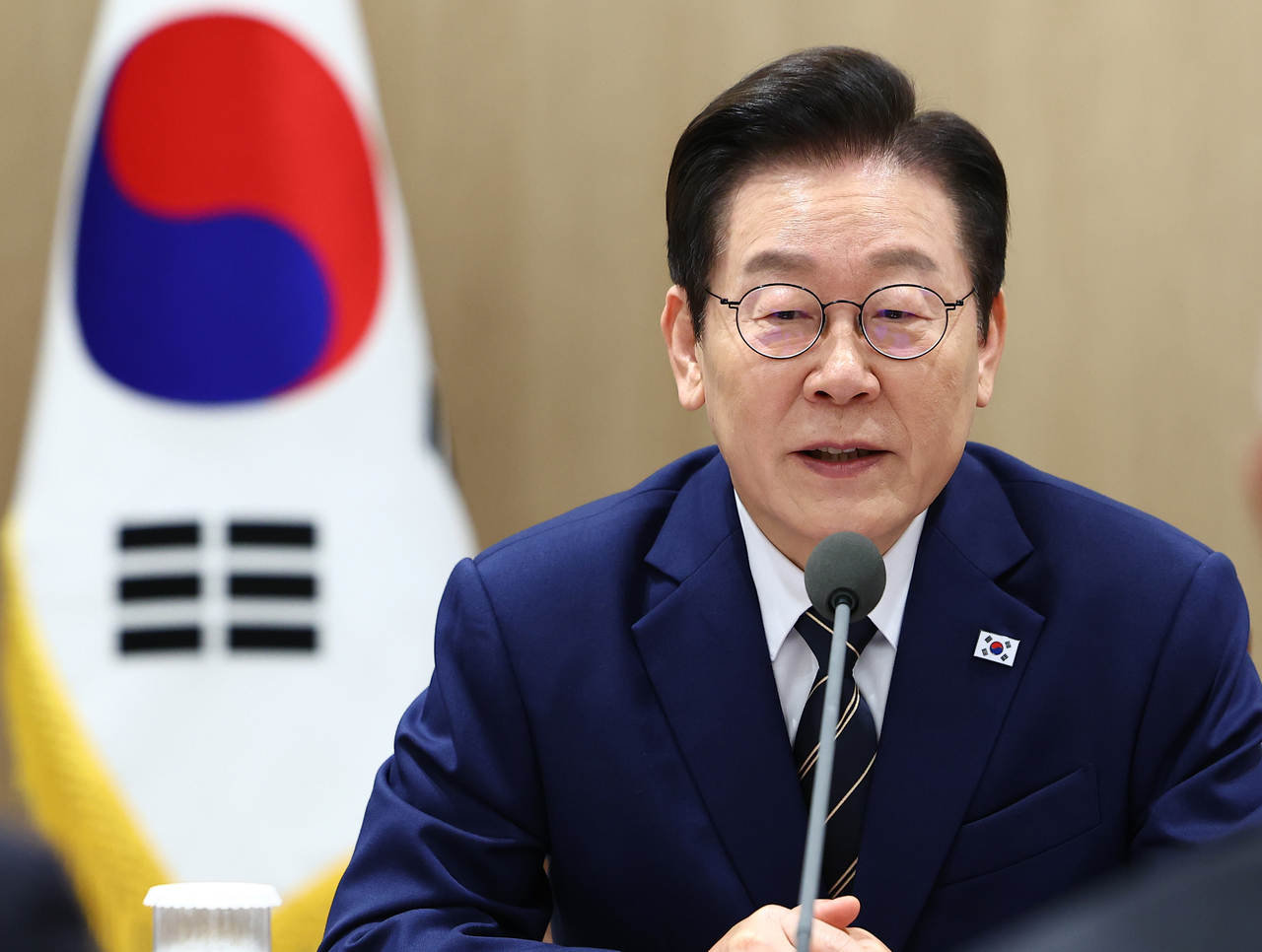 President Lee Jae Myung speaks during a joint public–private meeting at the presidential office in Yongsan regarding follow ups on the South Korea–US tariff deal. (Yonhap)