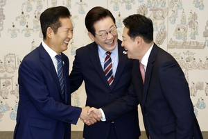 Lee stresses national unity at meeting with party leaders 이재명 대통령, 여야 대표들과의 회동에서 국민 통합을 강조
