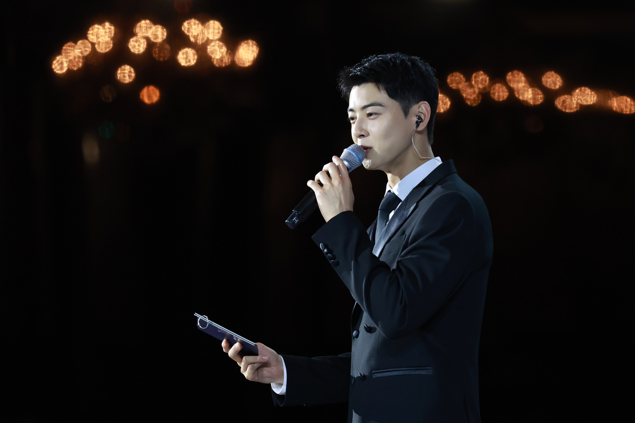 Korean actor and singer Cha Eun-woo hosts the APEC 2025 summit gala dinner in Gyeongju, North Gyeongsang Province, Friday. (Yonhap)