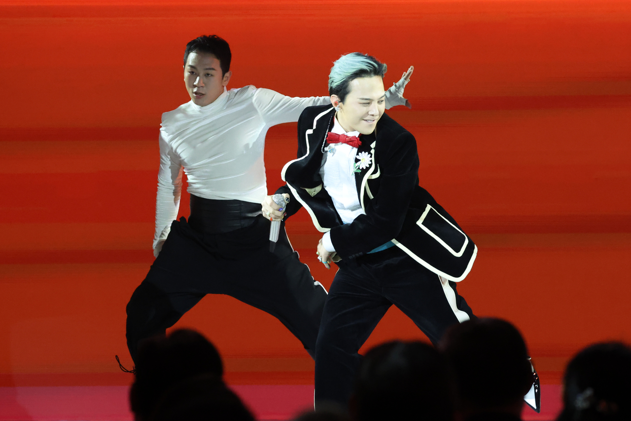 Singer G-Dragon performs at the APEC Economic Leaders' Meeting Gala Dinner on Friday. (Yonhap)