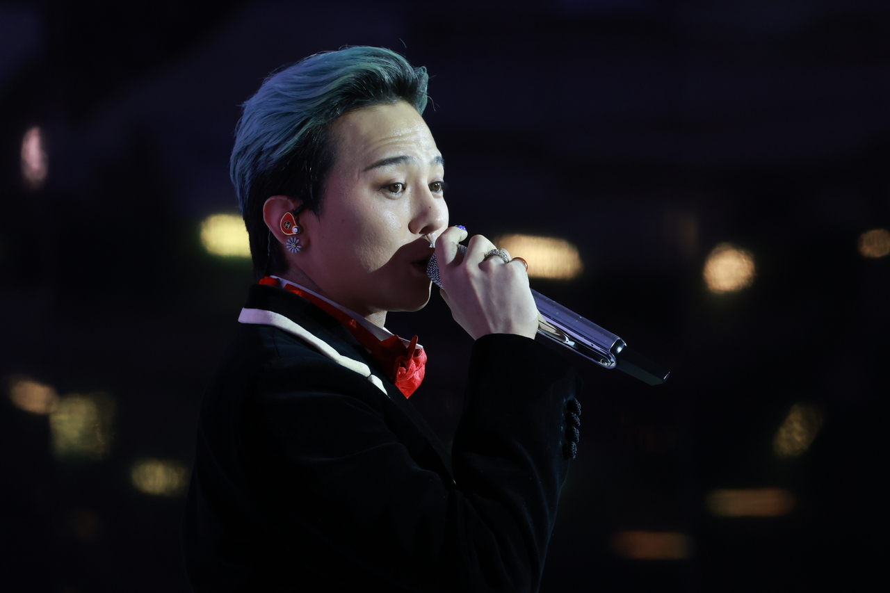 Singer G-Dragon performs at the APEC Economic Leaders' Meeting Gala Dinner on Friday. (Yonhap)