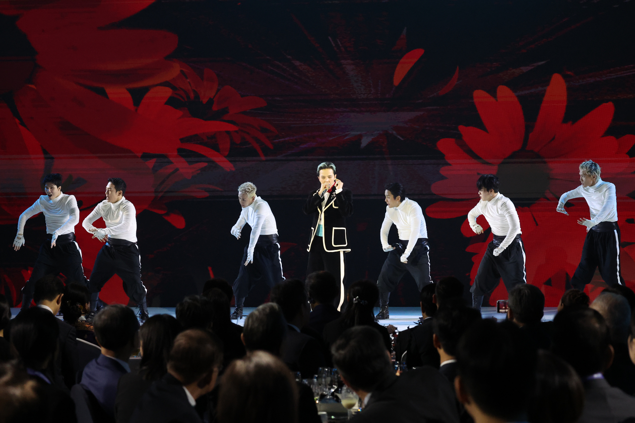 G-dragon performs during the APEC 2025 summit gala dinner at the Lahan Select Hotel in Gyeongju, North Gyeongsang Province, Friday. (Yonhap)