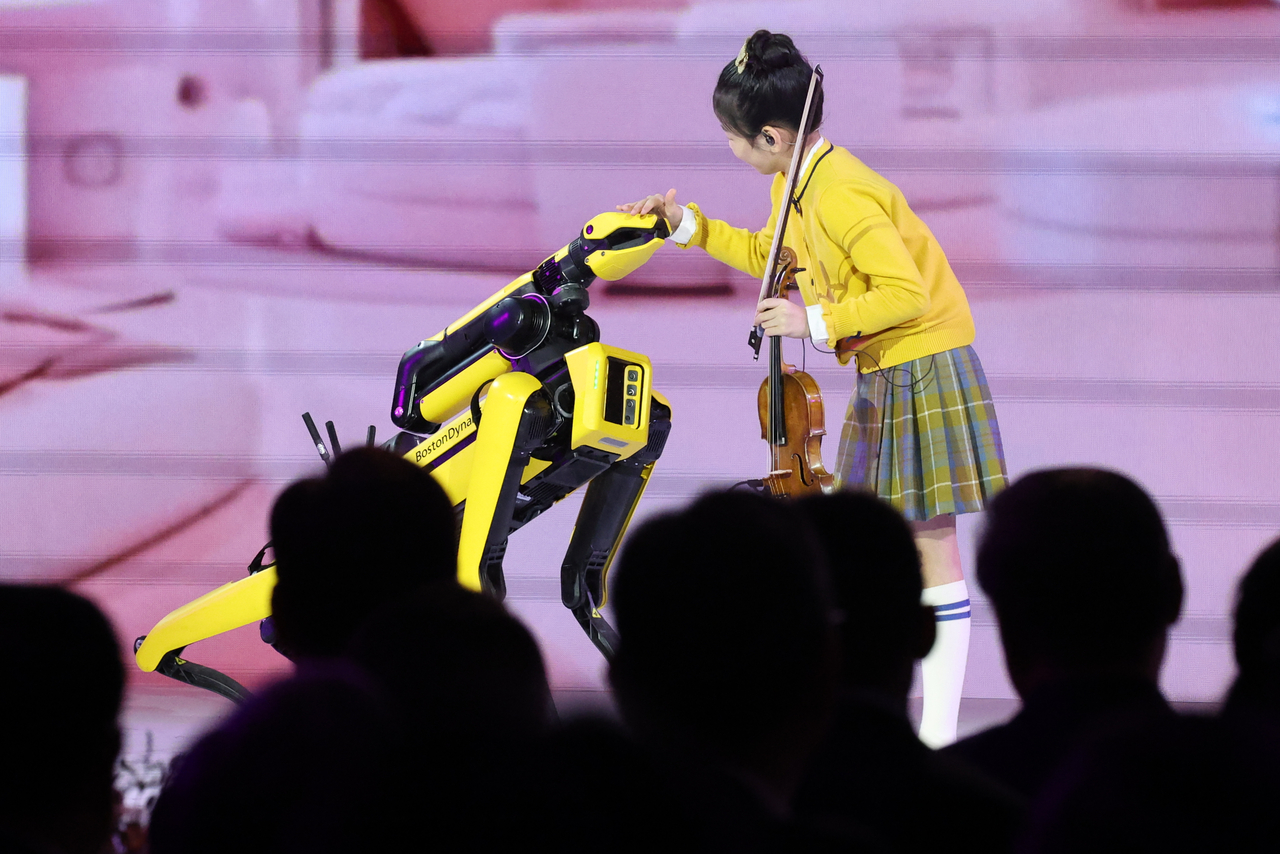Spot performs with violinist Kim Yeon-ah during the APEC 2025 gala dinner in Gyeongju, North Gyeongsang Province, Friday. (Yonhap)