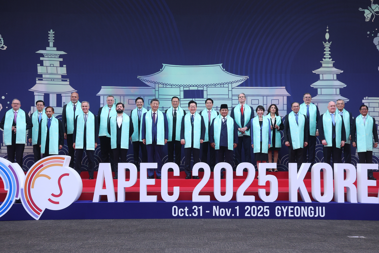 Leaders of the 21-member Asia-Pacific Economic Cooperation  pose for a group photo on Saturday at the Gyeongju Hwabaek International Convention Center after adjourning the meeting's second session, wearing scarves inspired by traditional Korean hanbok. (Yonhap)