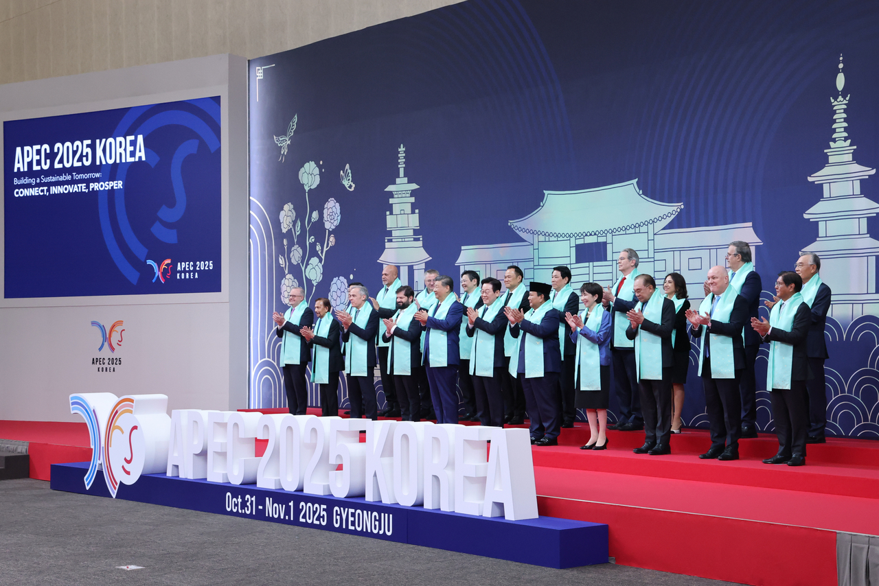 Leaders of the 21-member Asia-Pacific Economic Cooperation  pose for a group photo on Saturday. (Yonhap)