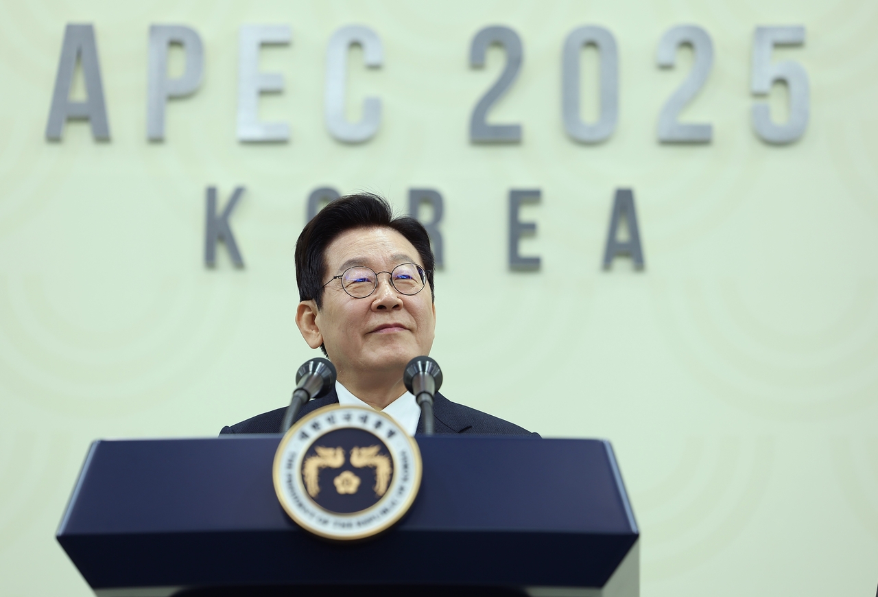 President Lee Jae Myung speaks during a news conference as the chair of the APEC Economic Leaders' Meeting in Gyeongju, North Gyeongsang Province, on Saturday. (Yonhap)