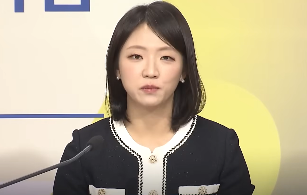 Kim Ye-ryeong, a teacher at Daewon Foreign Language High School, speaks at a press briefing Thursday after Suneung ended. (EBS News)